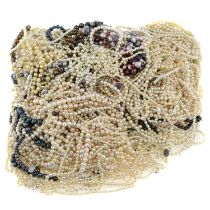 Strung and unstrung beads, 5.89kg