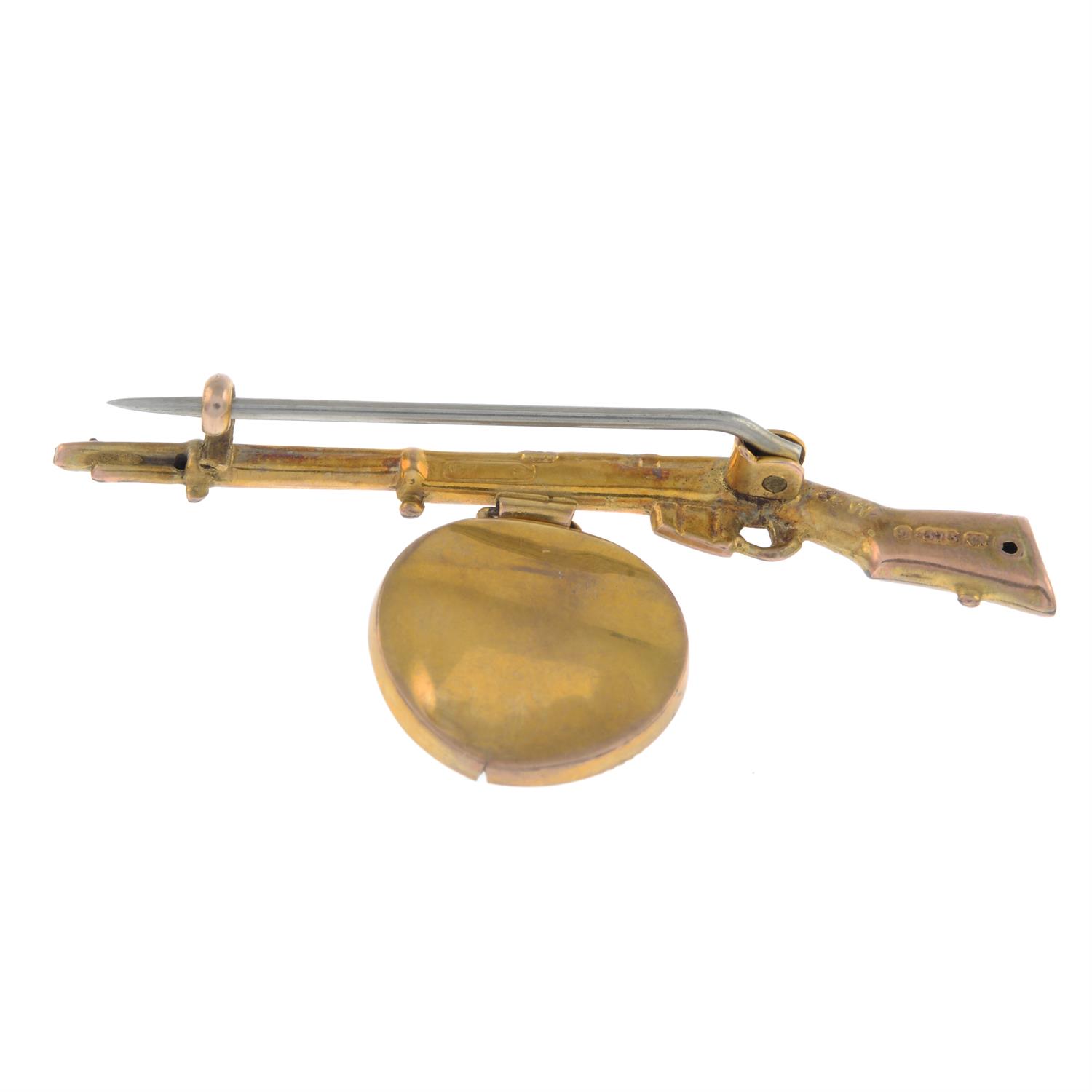 Mid 20th 9ct gold gun brooch - Image 2 of 2