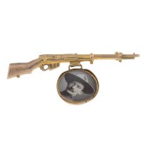 Mid 20th 9ct gold gun brooch