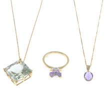 Three pieces of 9ct gold jewellery