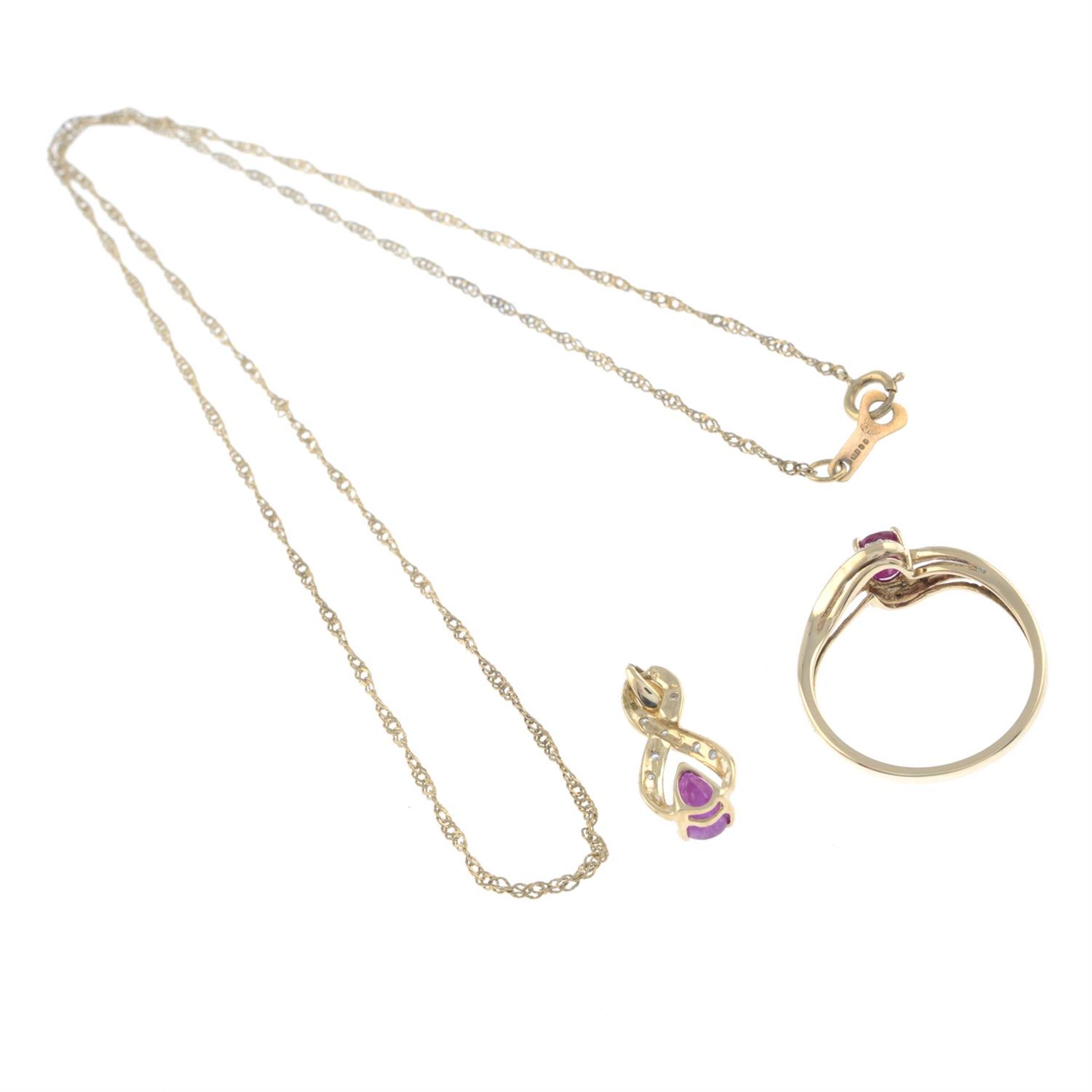 Three pieces of 9ct gold jewellery - Image 2 of 2