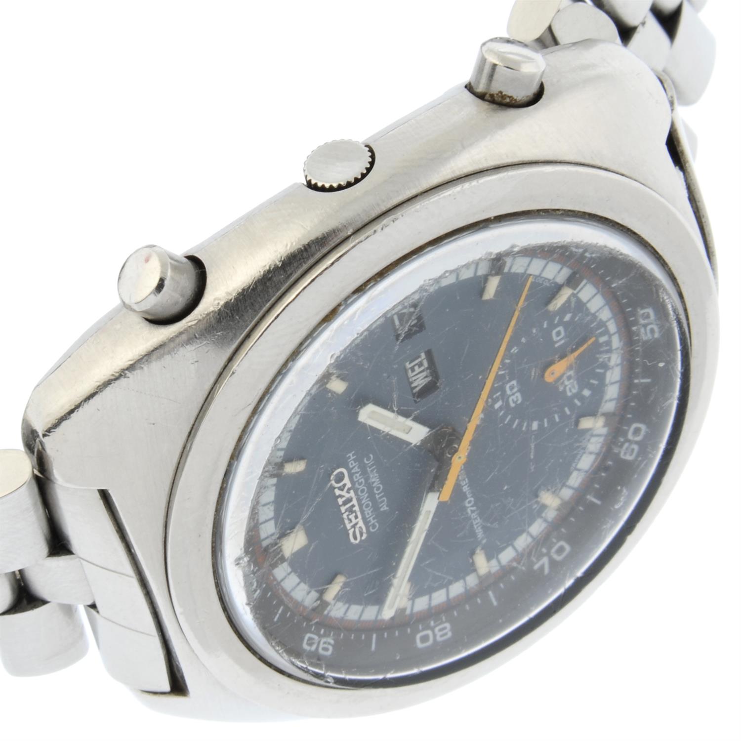 Seiko - a chronograph watch, 39mm. - Image 3 of 4