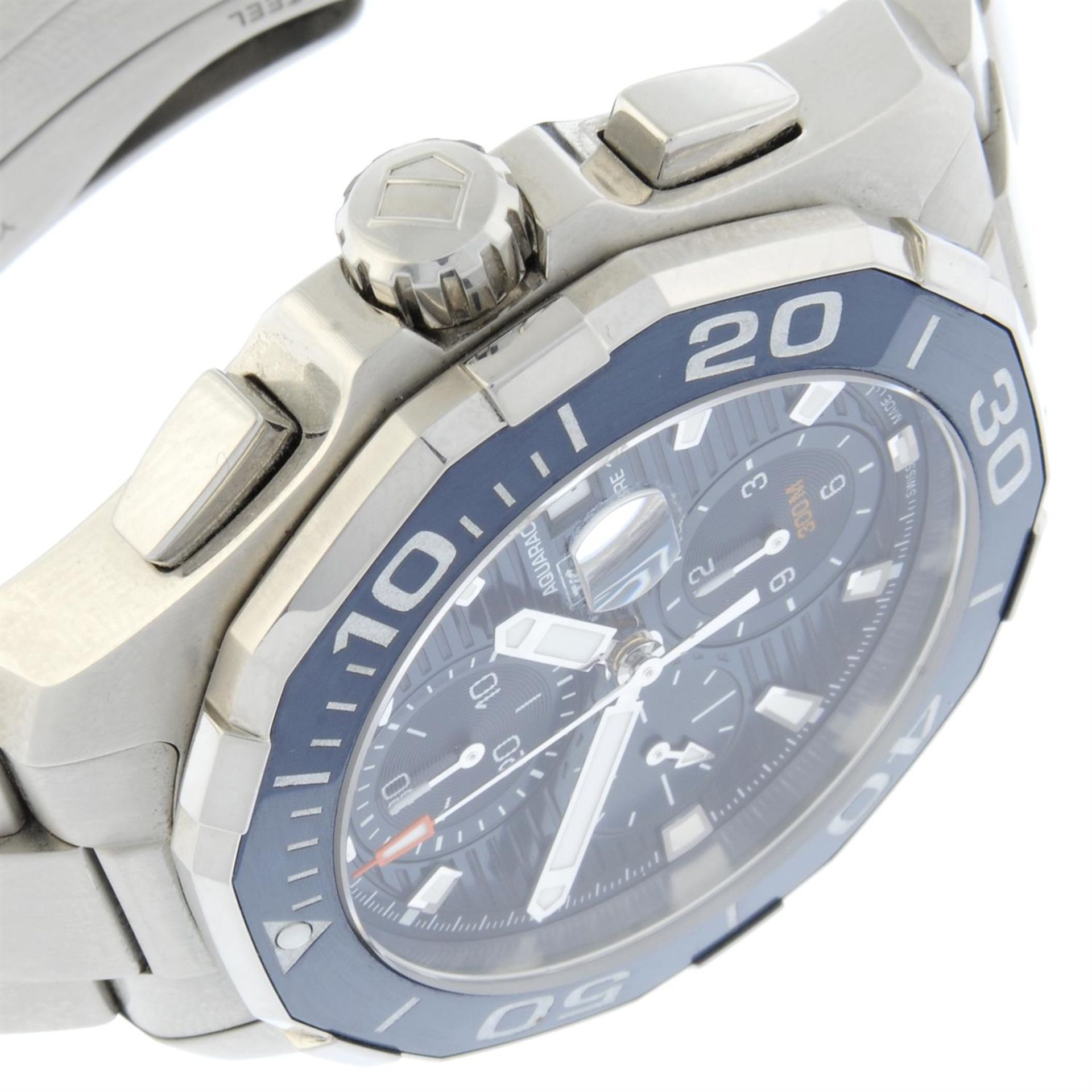 TAG Heuer - an Aquaracer chronograph watch, 45mm. - Bild 3 aus 6