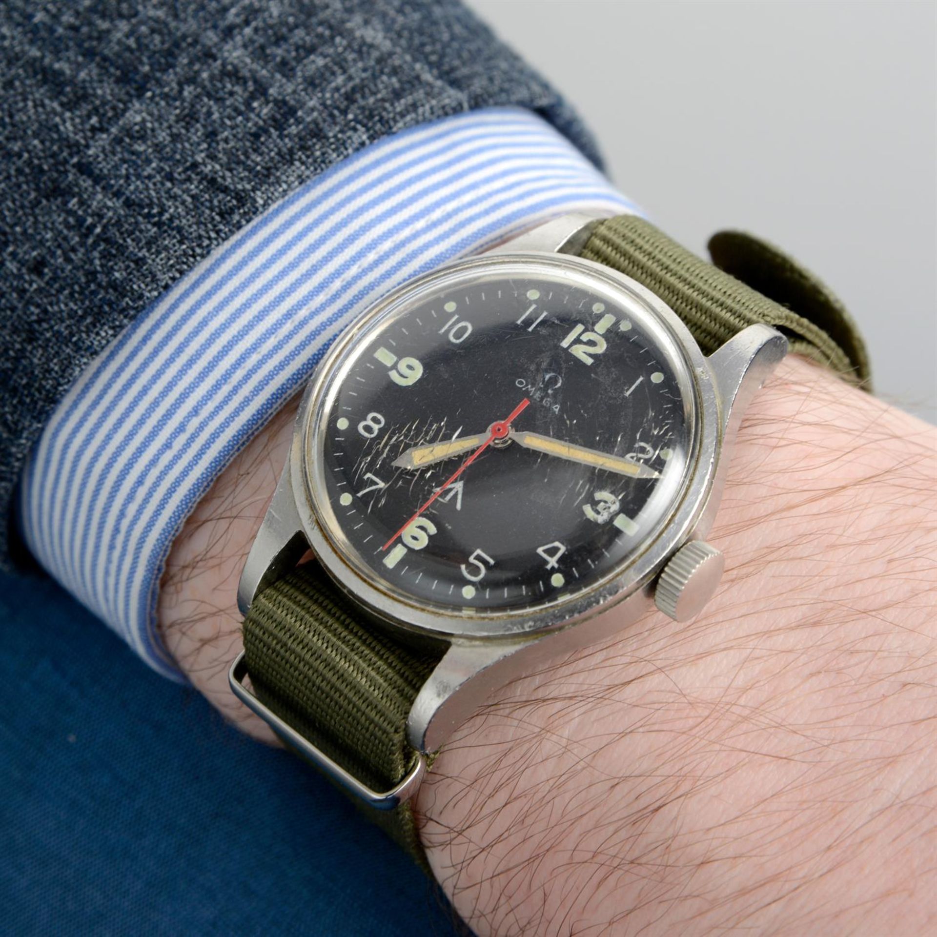 Omega - a military issue 'Thin Arrow' watch, 37mm. - Image 5 of 5