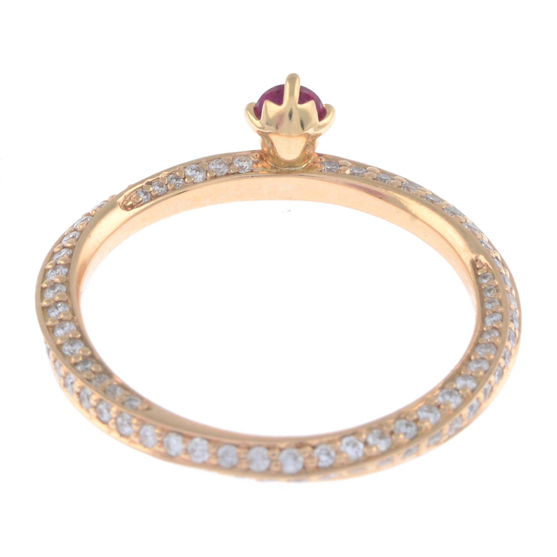 18ct gold diamond band ring, with synthetic ruby highlight - Image 2 of 2