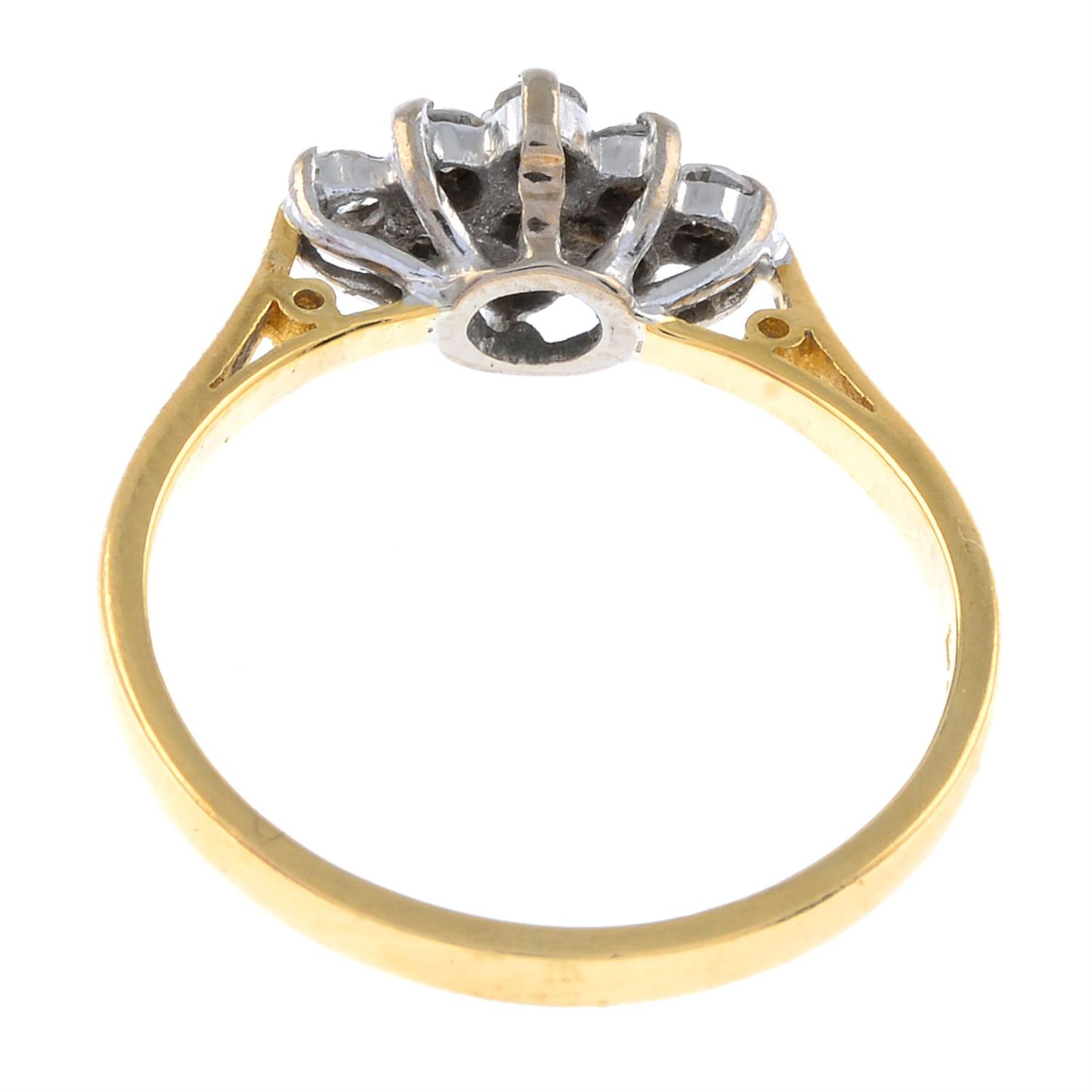 18ct gold diamond cluster ring - Image 2 of 2