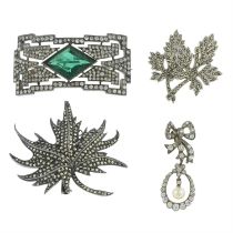 Assorted late 19th century & later brooches