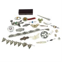 Selection of silver brooches & Scottish jewellery