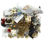 Assorted costume jewellery, to include brooches