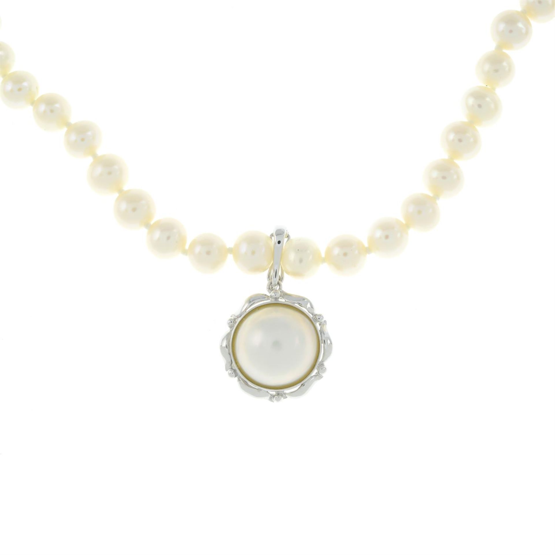 18ct gold cultured pearl necklace, with mabé pearl pendant - Image 2 of 2