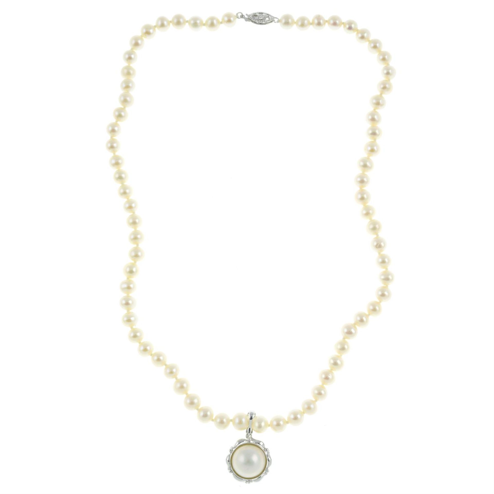 18ct gold cultured pearl necklace, with mabé pearl pendant