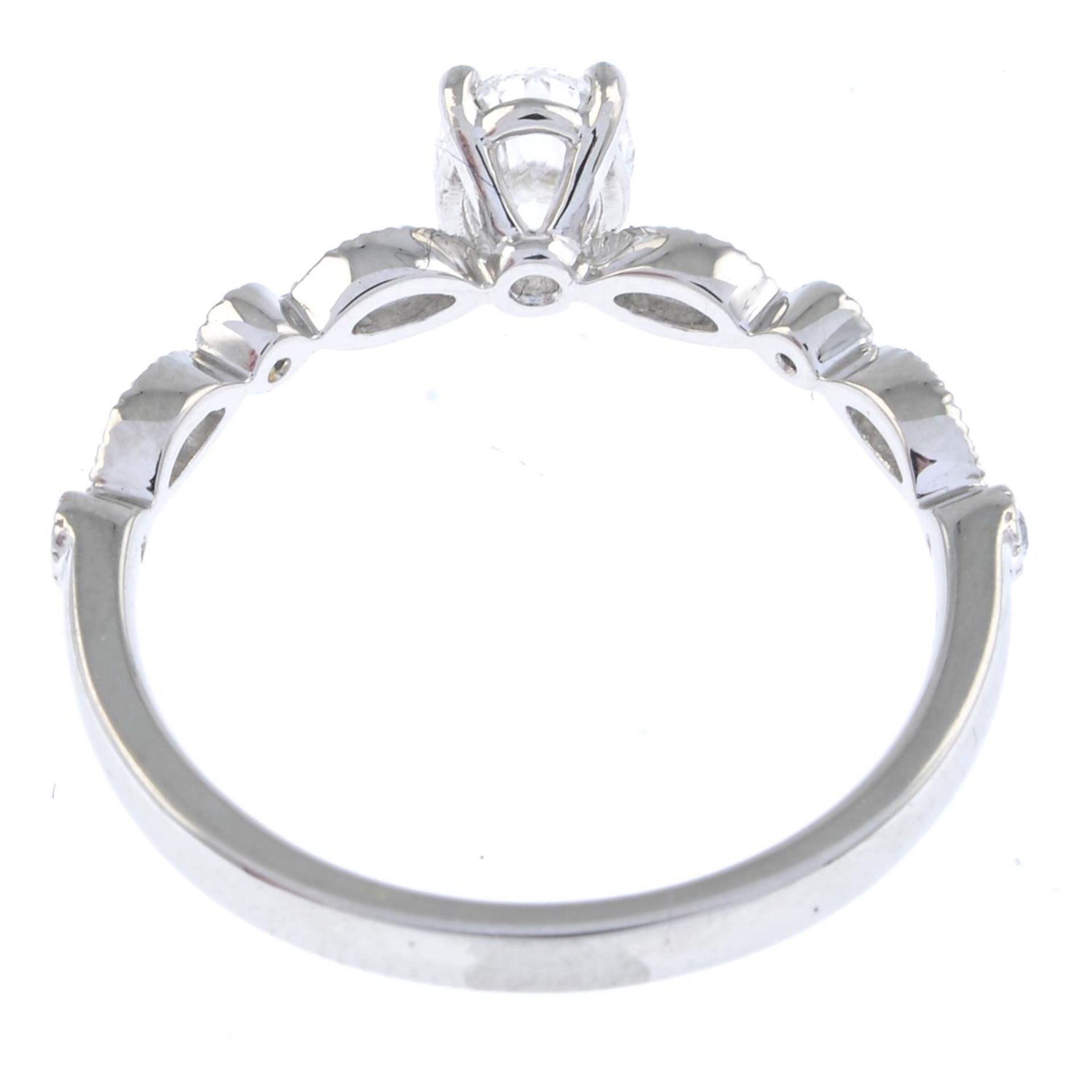Platinum diamond ring - Image 2 of 3