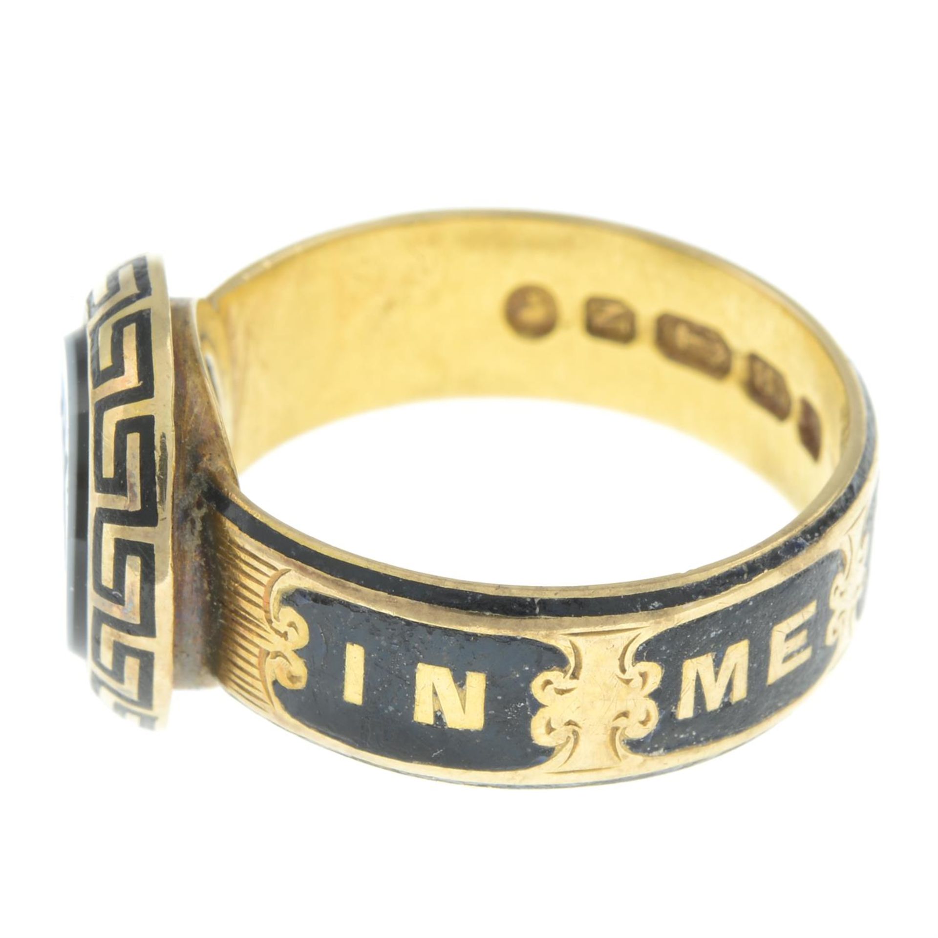 Victorian 18ct gold onyx & enamel mourning ring - Image 2 of 4