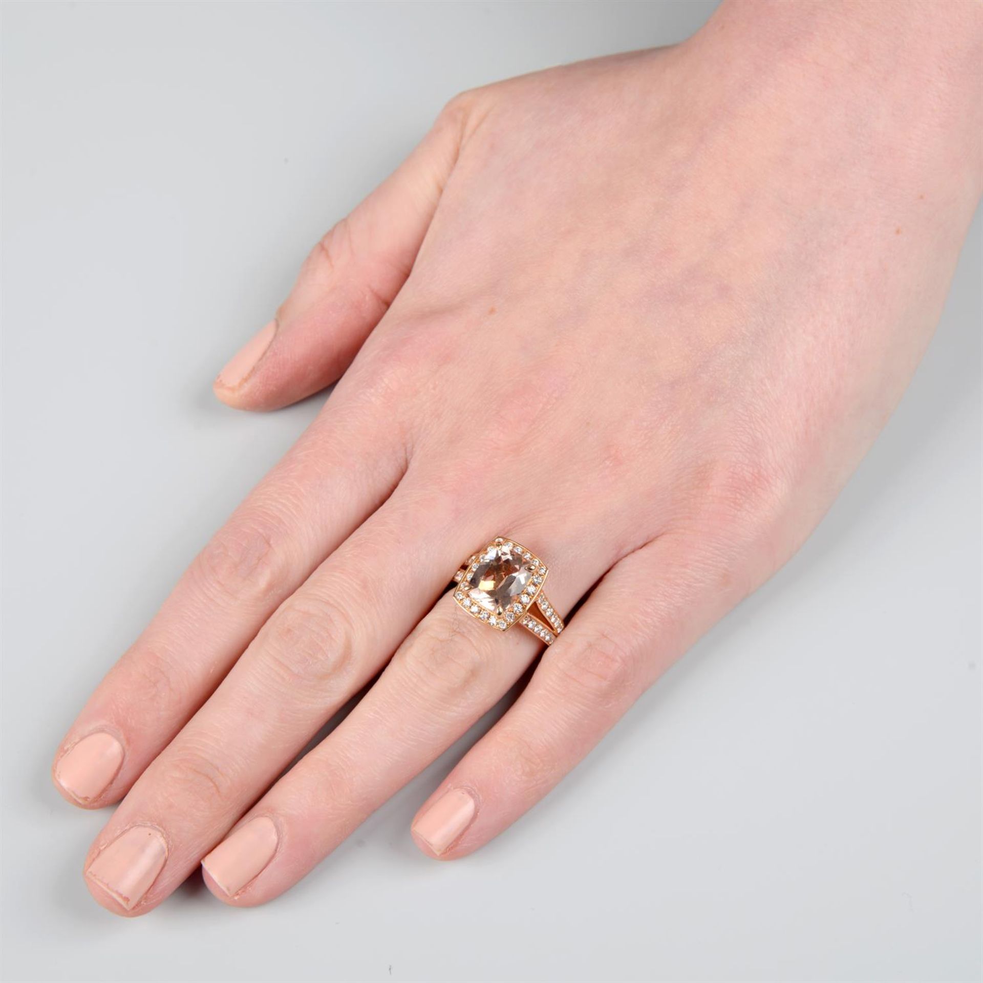 18ct gold morganite and diamond ring - Image 4 of 4