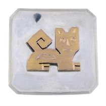 Bi-colour brooch / pendant, with stylised cat detail