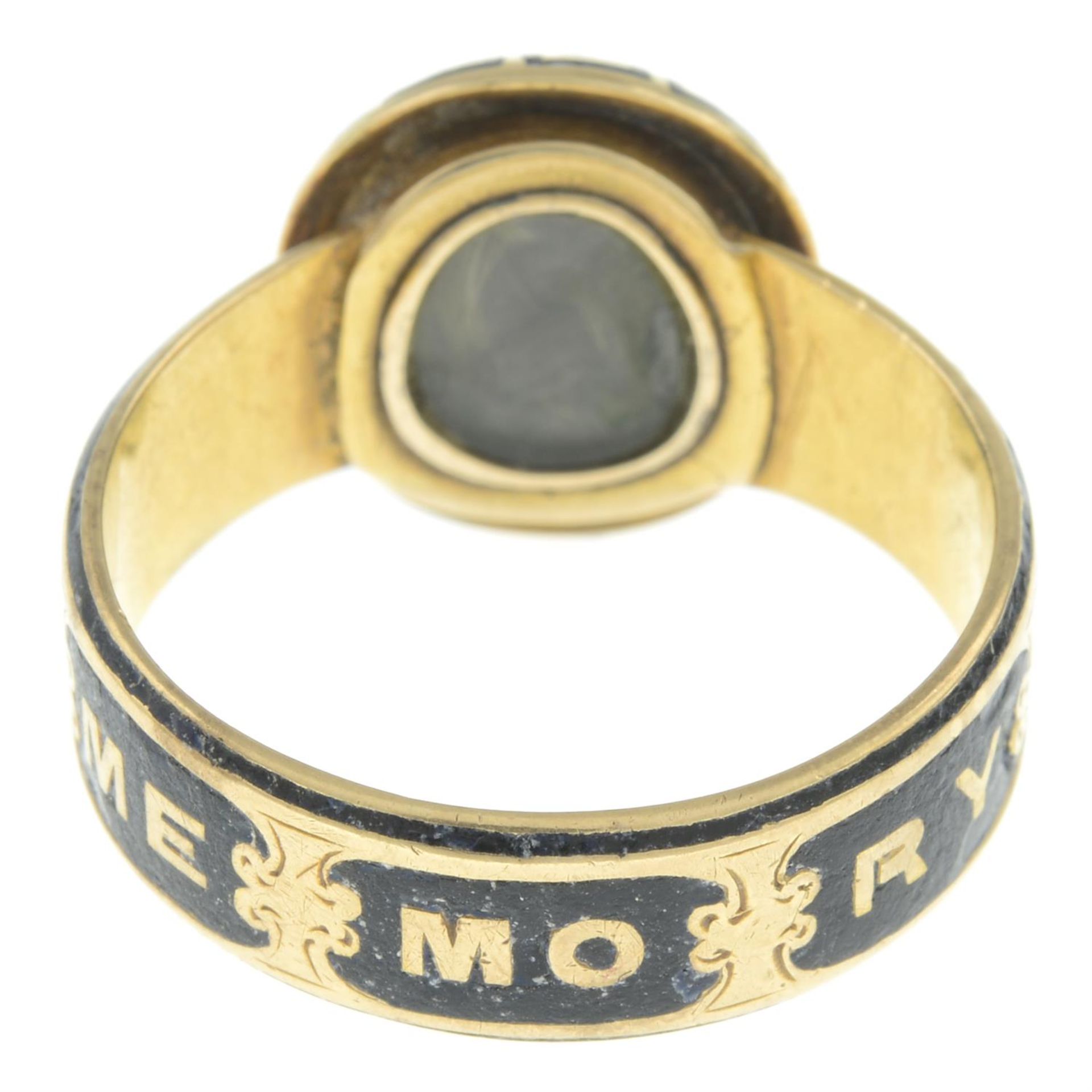 Victorian 18ct gold onyx & enamel mourning ring - Image 3 of 4