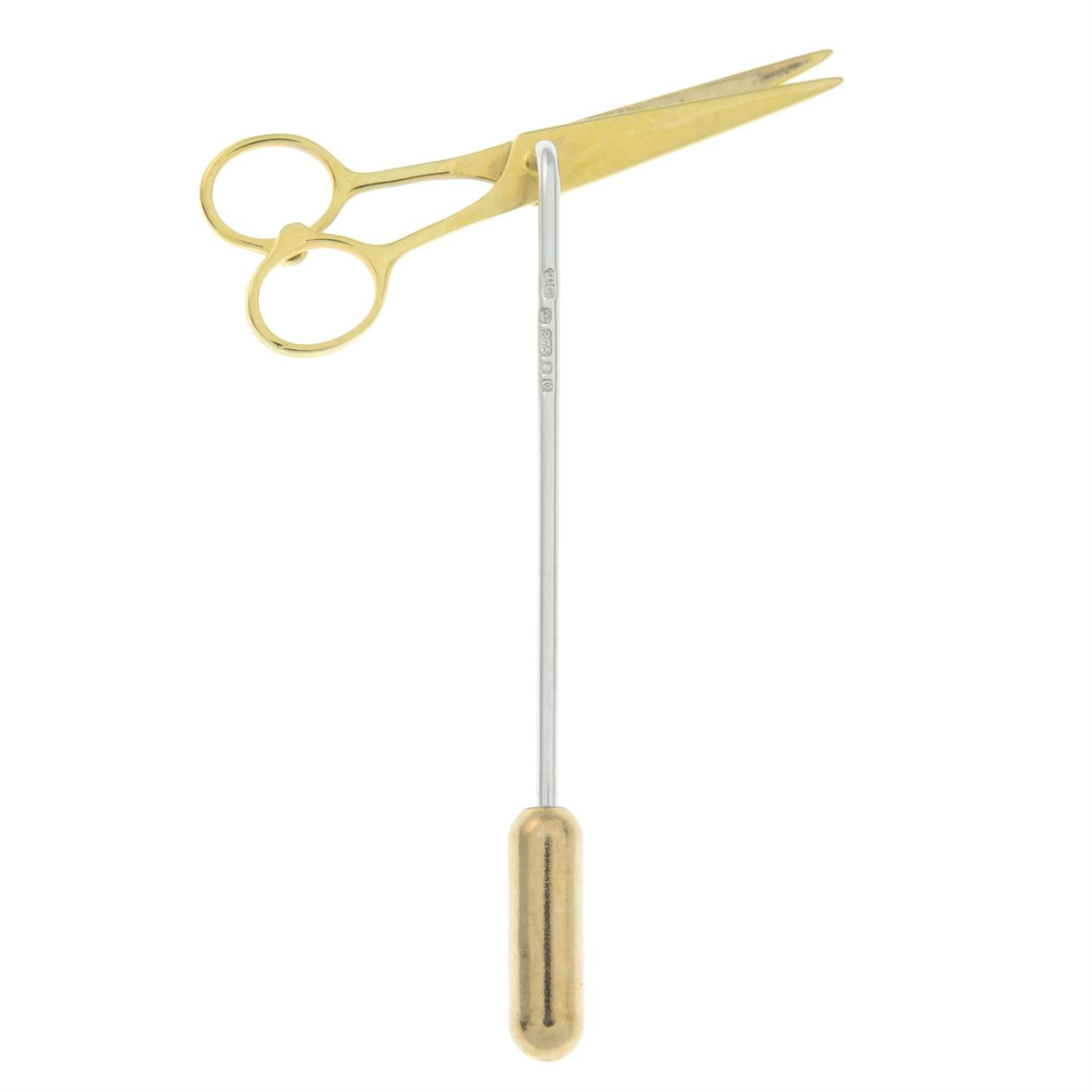 1980's 9ct gold articulated scissor stickpin - Image 2 of 2