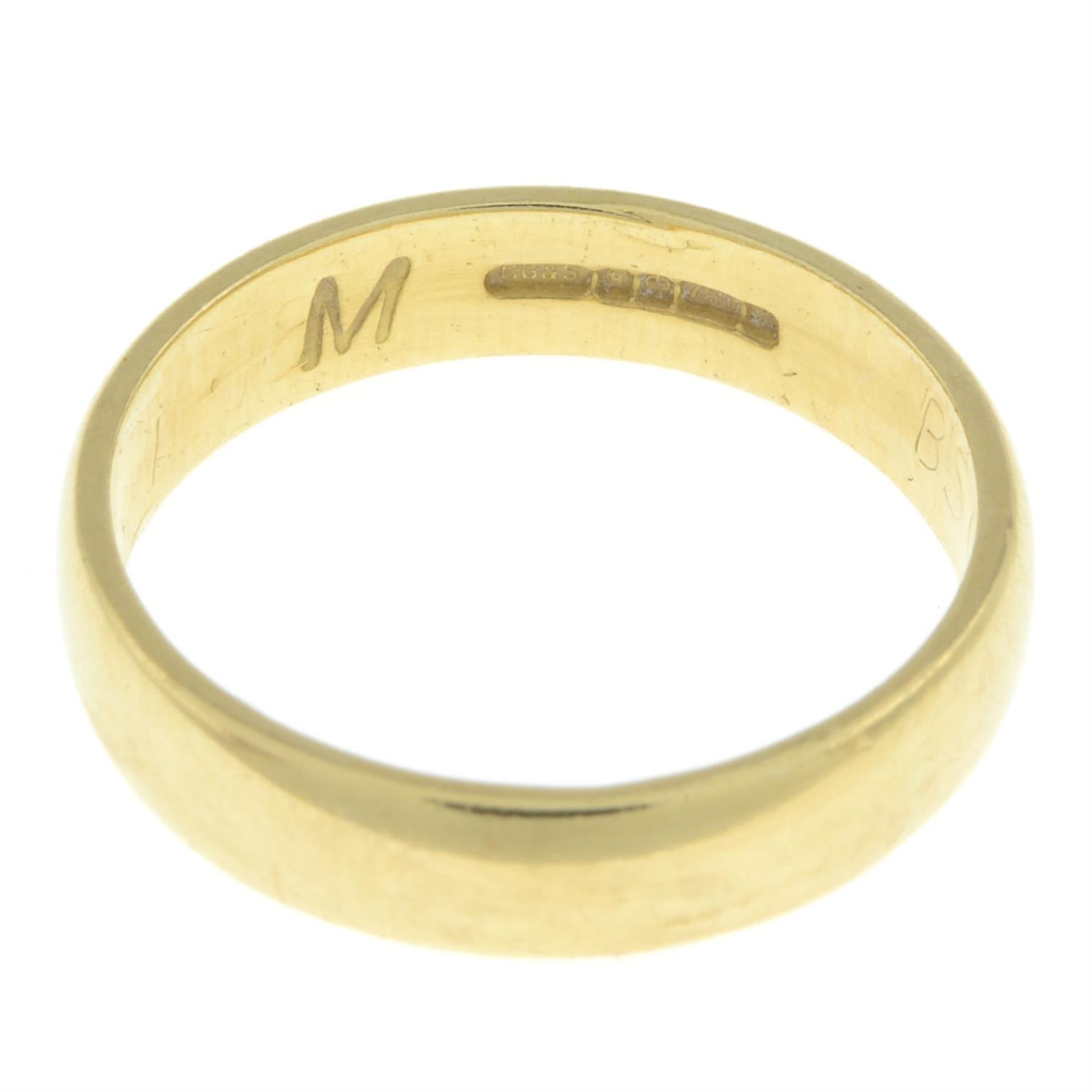 18ct gold band ring - Image 2 of 2