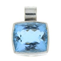 18ct gold aquamarine single-stone pendant