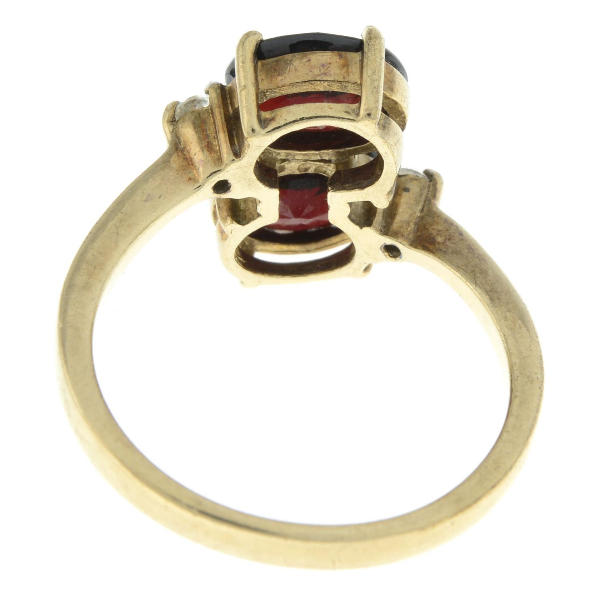 9ct gold garnet two-stone ring, with colourless gem highlight - Image 2 of 2