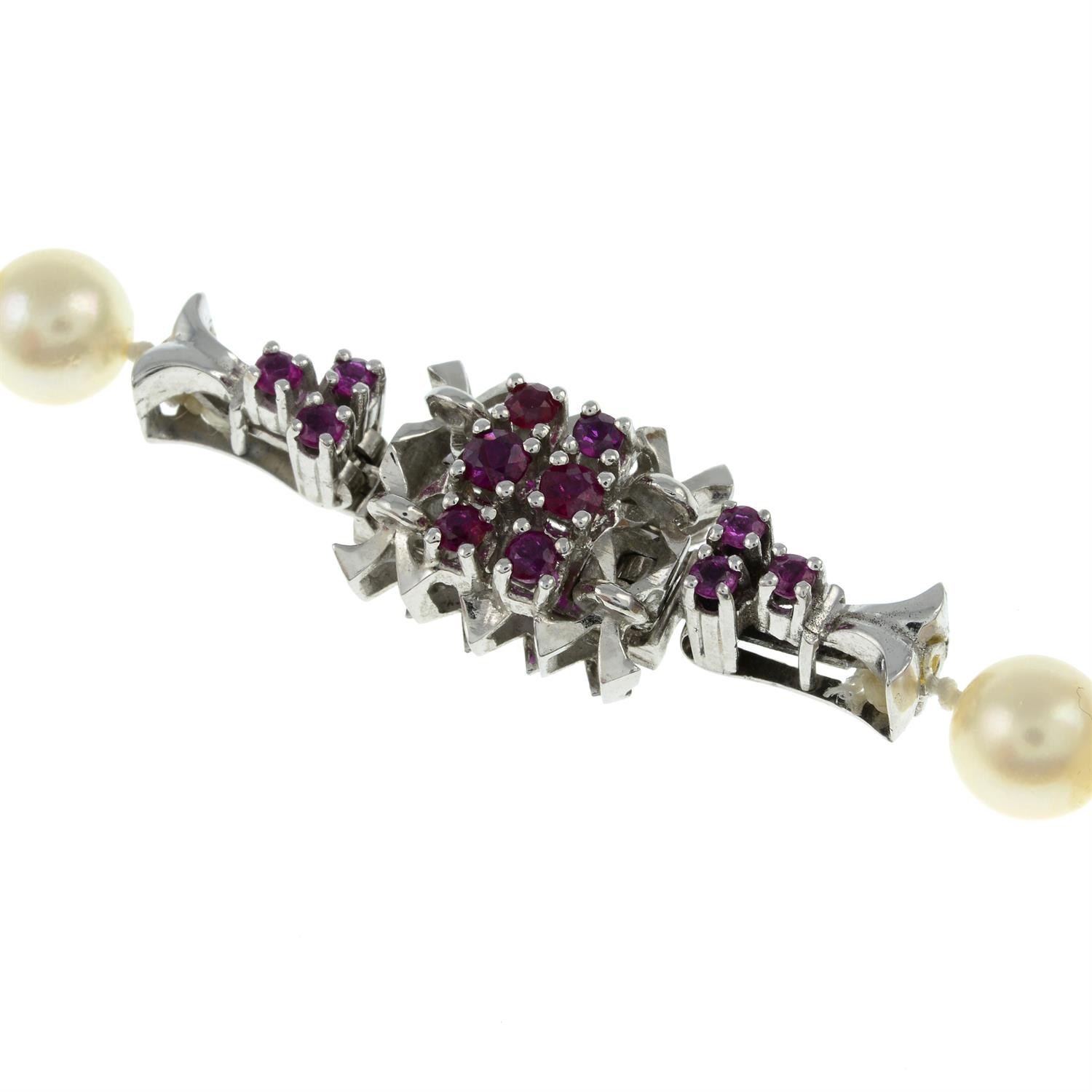 Cultured pearl necklace, with ruby clasp - Image 2 of 2