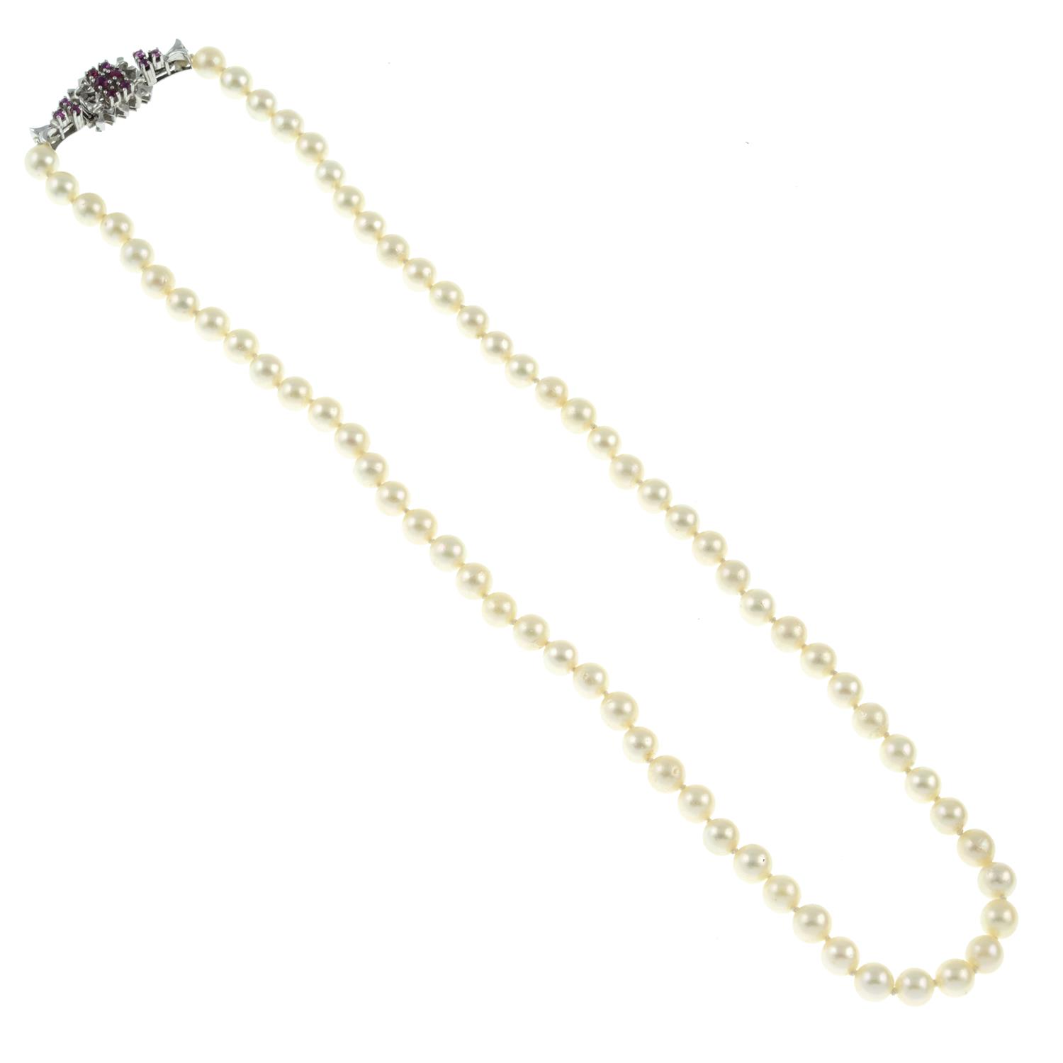 Cultured pearl necklace, with ruby clasp