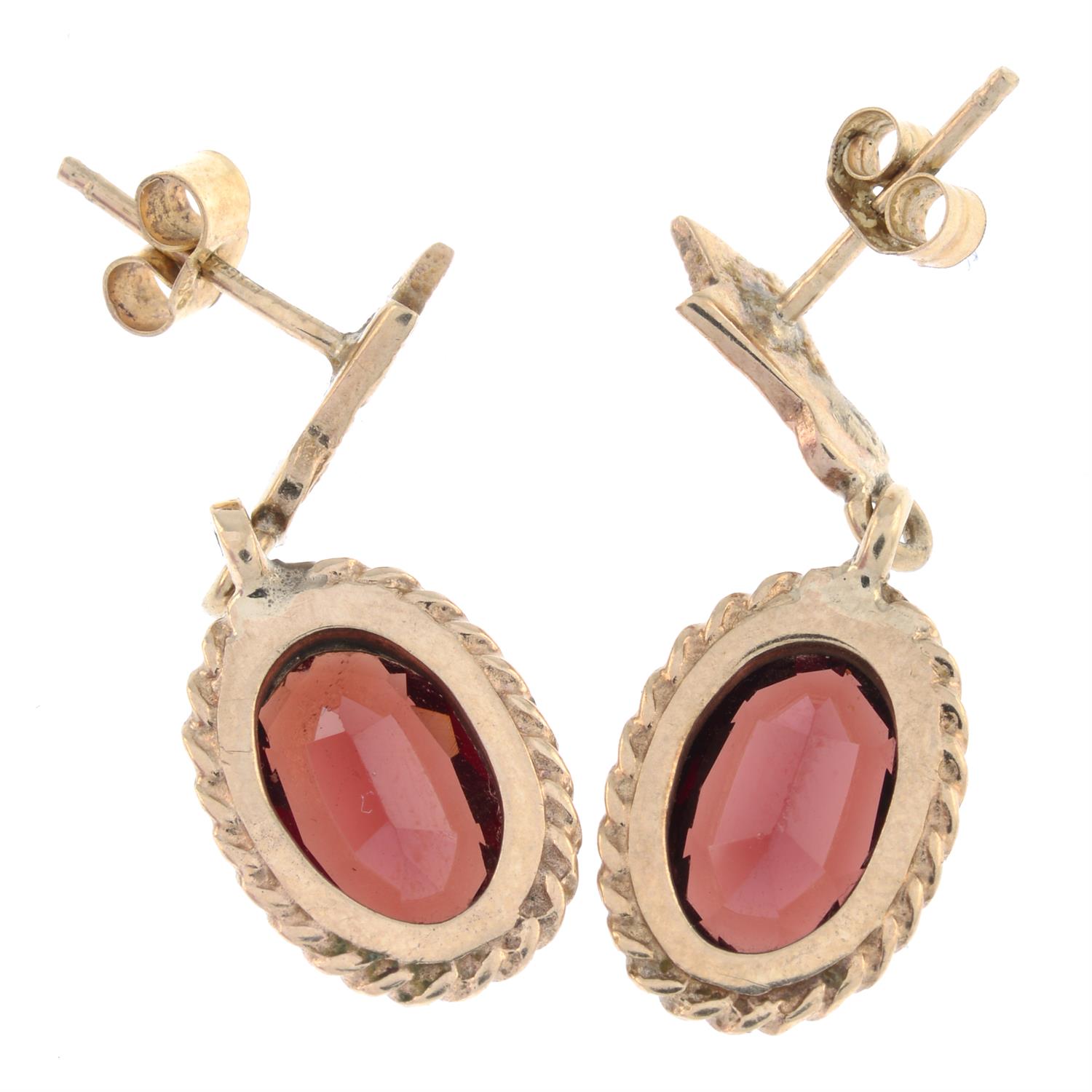 9ct gold garnet drop earrings - Image 2 of 2