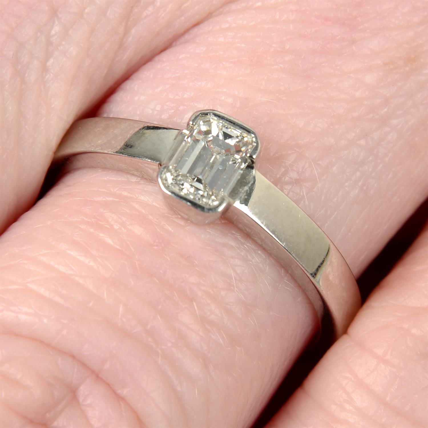 Platinum rectangular-shape diamond ring - Image 4 of 5