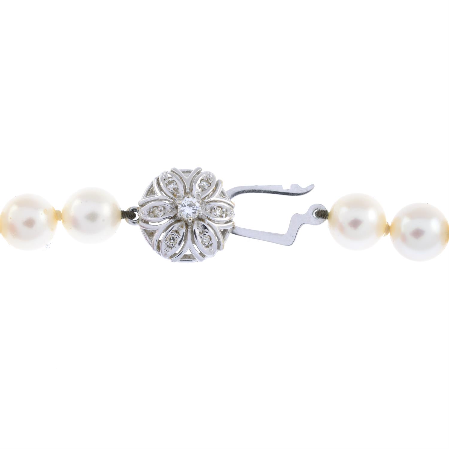 Cultured pearl single-strand necklace, with diamond accent clasp - Image 3 of 3