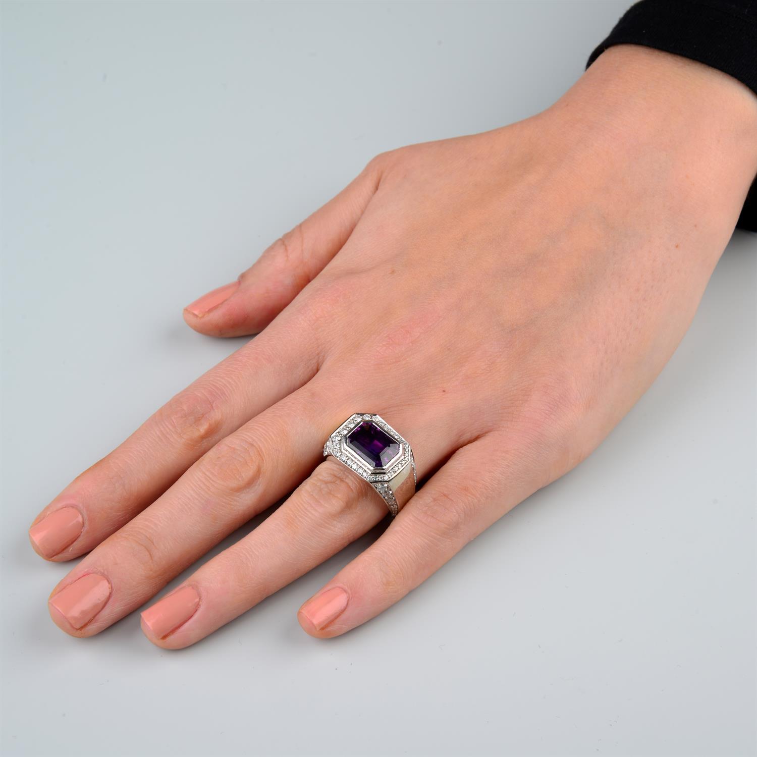 18ct gold synthetic purple sapphire & diamond ring - Image 5 of 5