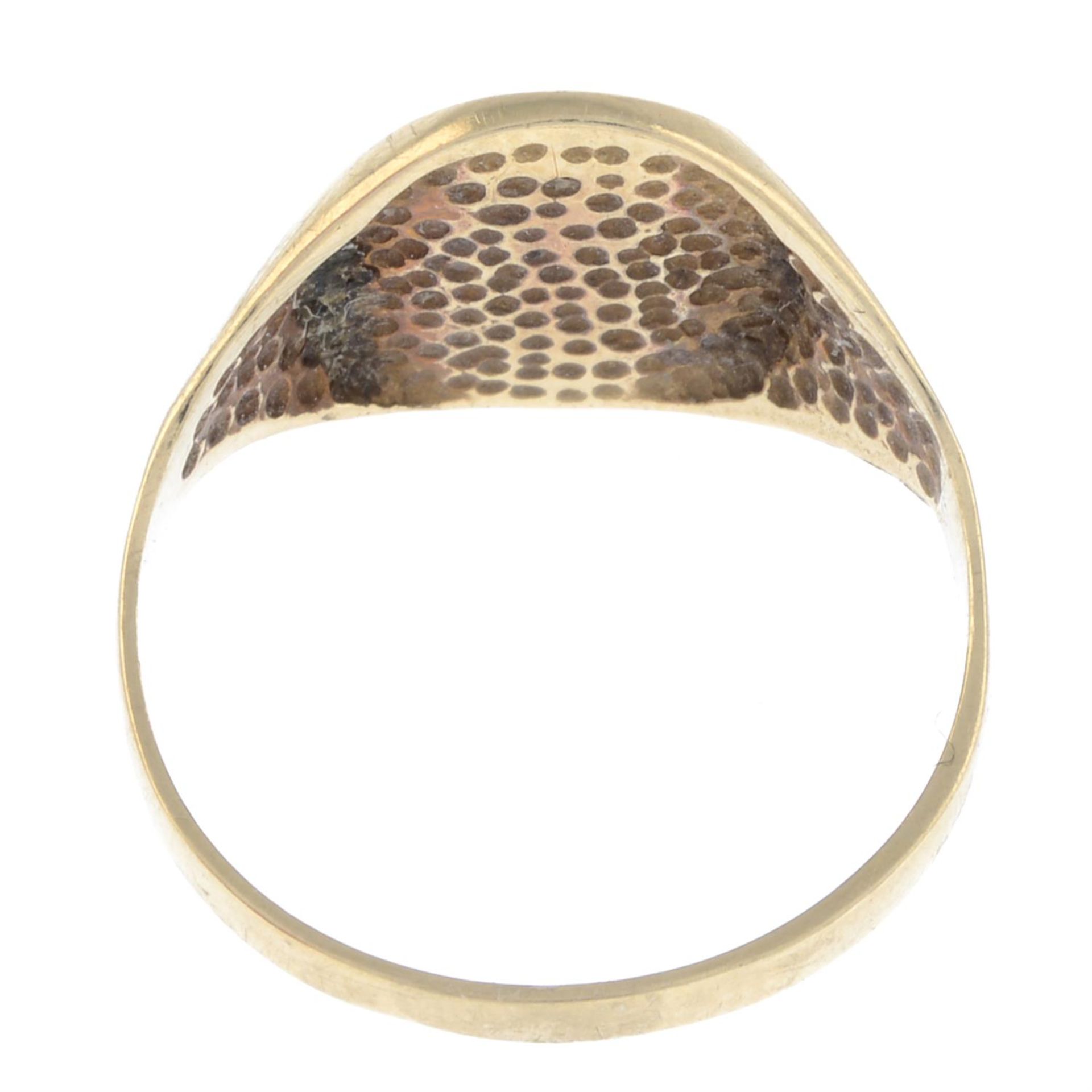 9ct gold 'Prince of Wales's Feathers' signet ring - Image 2 of 2