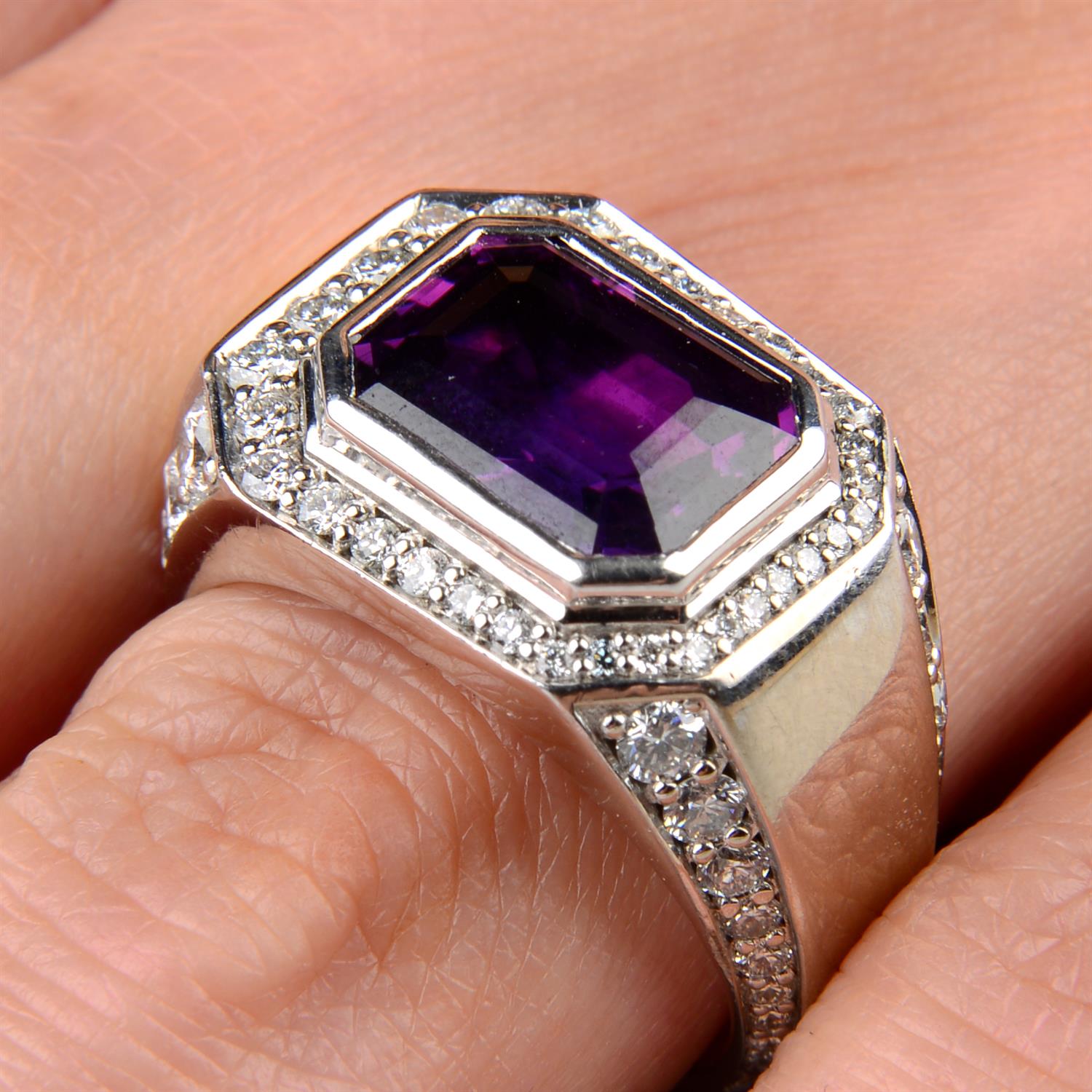 18ct gold synthetic purple sapphire & diamond ring - Image 4 of 5