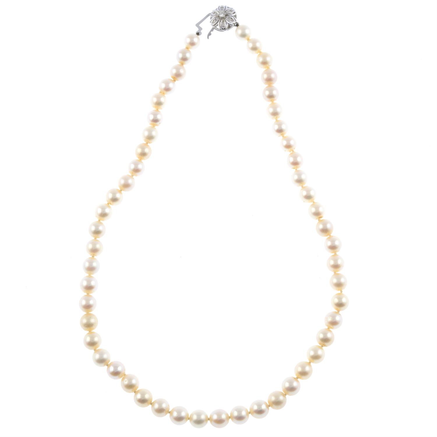 Cultured pearl single-strand necklace, with diamond accent clasp - Image 2 of 3