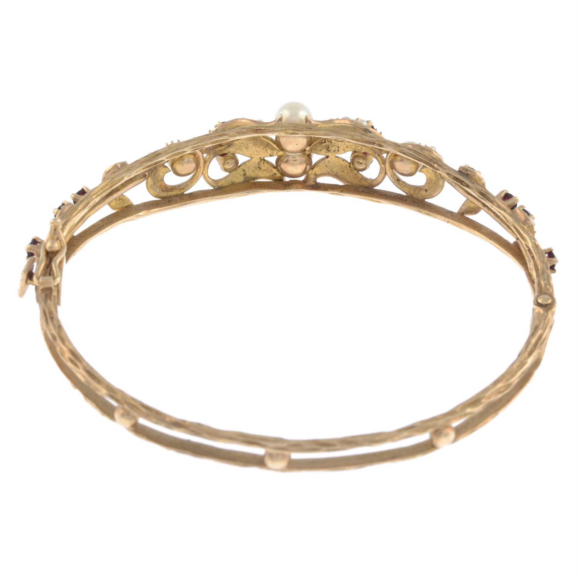 9ct gold pearl & garnet hinged bangle - Image 2 of 2