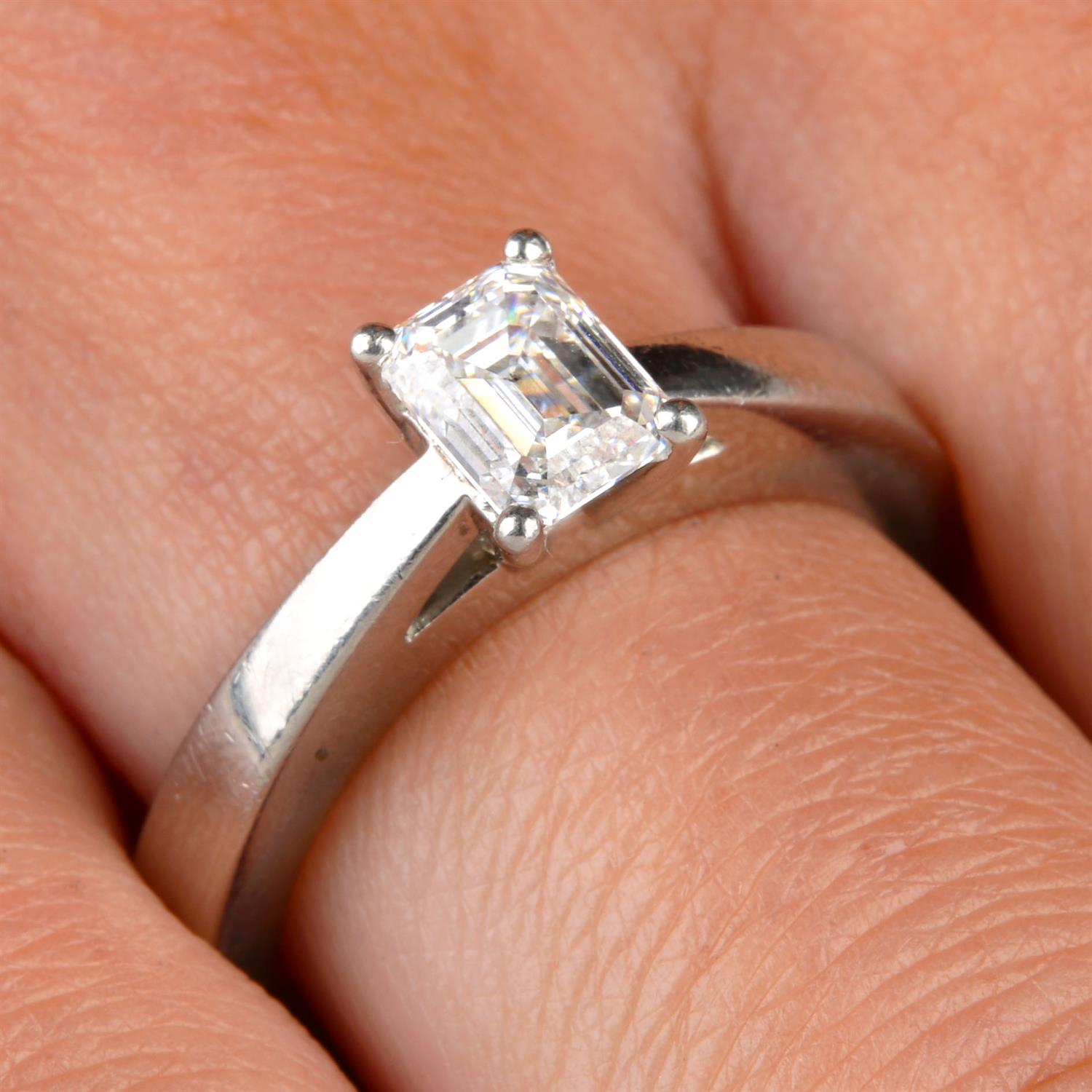 Platinum rectangular-shape diamond ring - Image 4 of 5