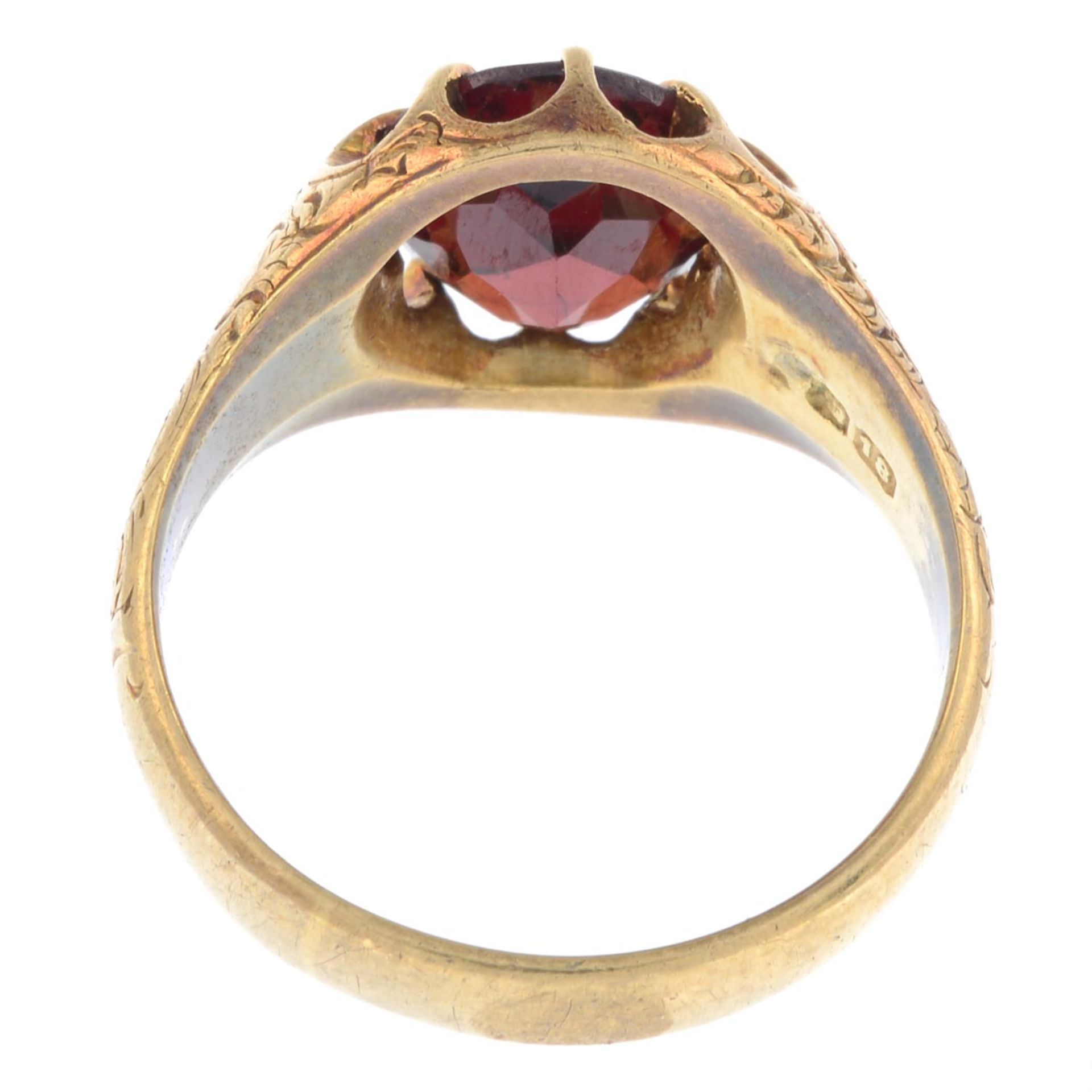 Edwardian 18ct gold garnet single-stone ring - Image 2 of 2