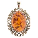 9ct gold modified amber pendant