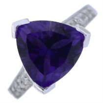 9ct gold amethyst & colourless sapphire ring