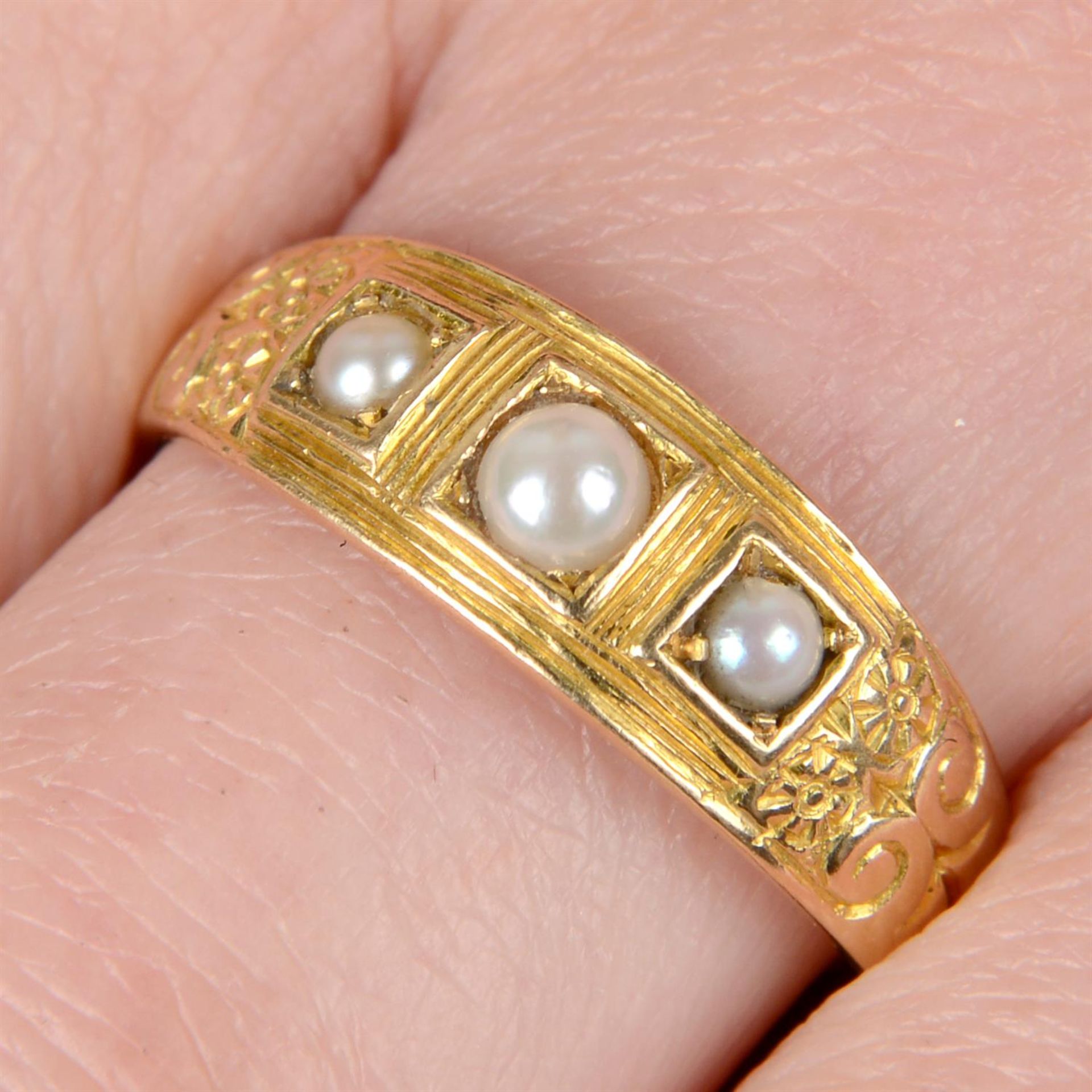 19th century 18ct gold split pearl ring - Image 4 of 4