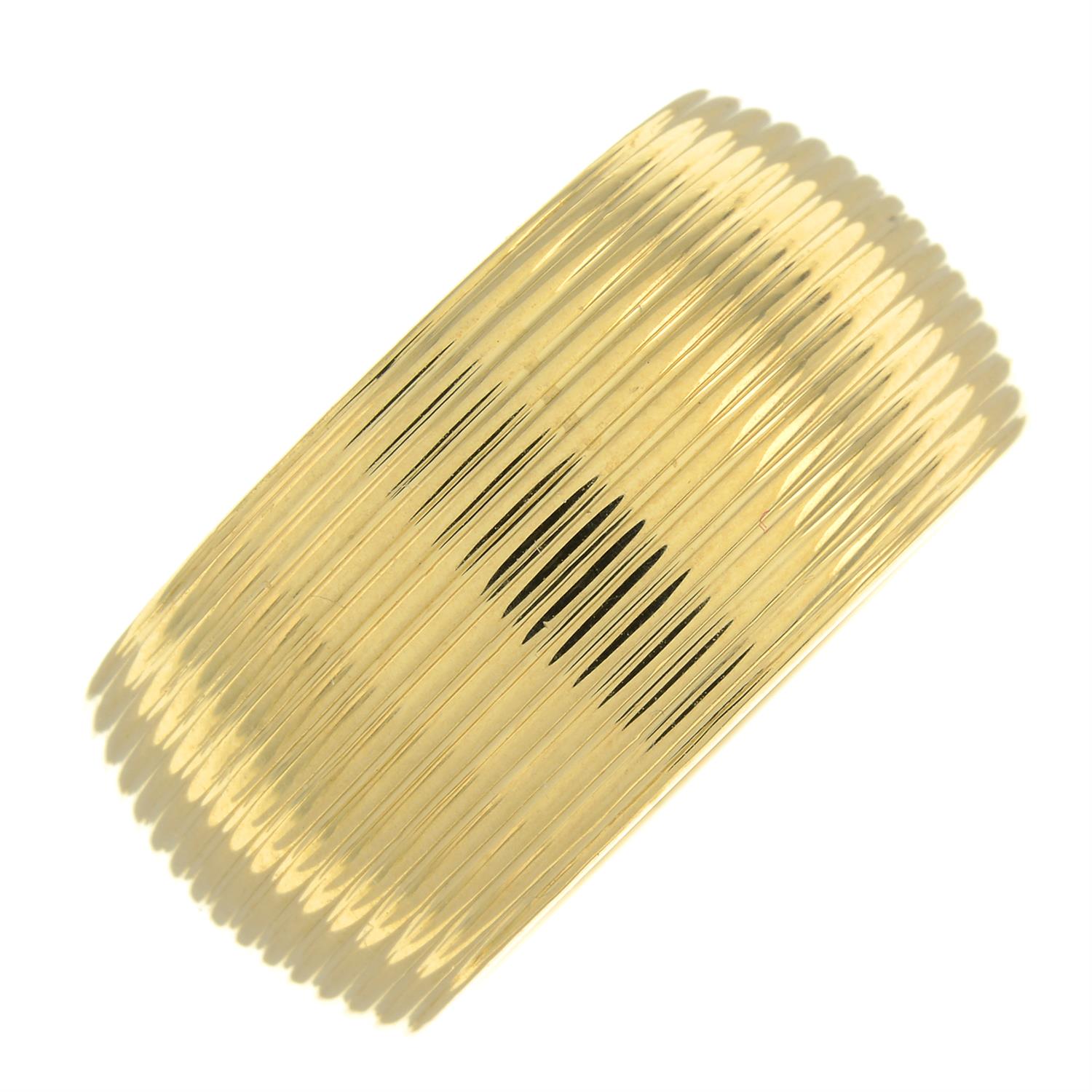18ct gold grooved band ring - Image 2 of 5