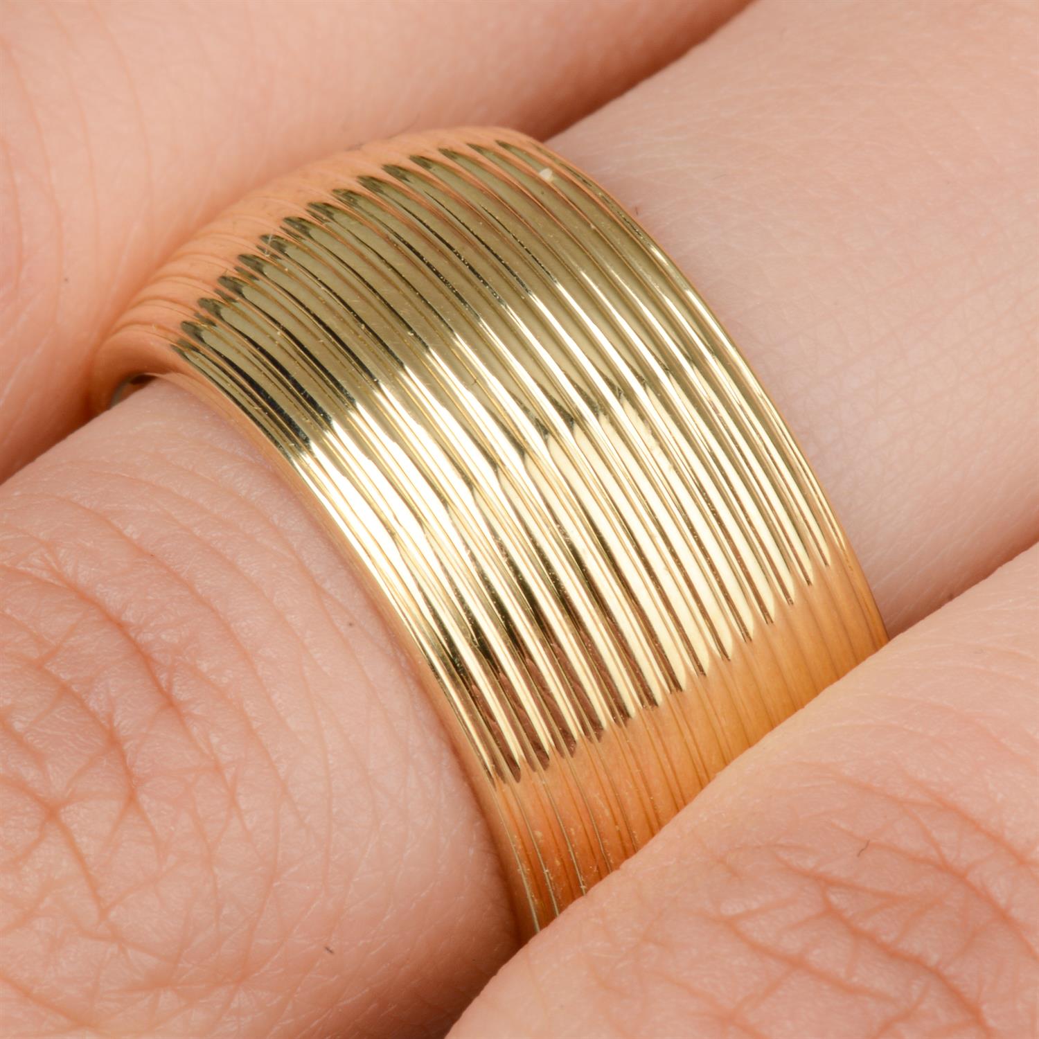 18ct gold grooved band ring