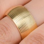 18ct gold grooved band ring