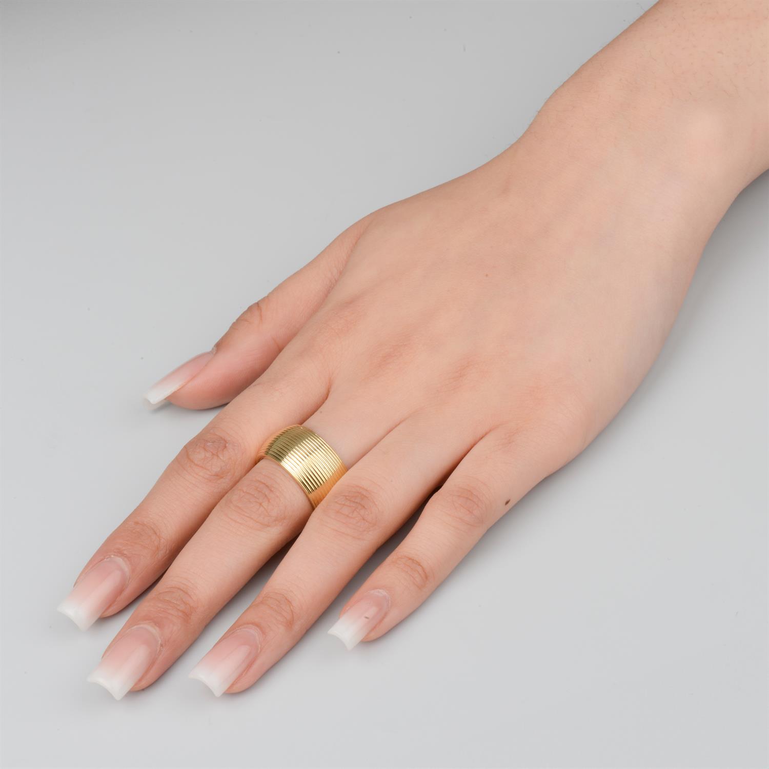 18ct gold grooved band ring - Image 5 of 5