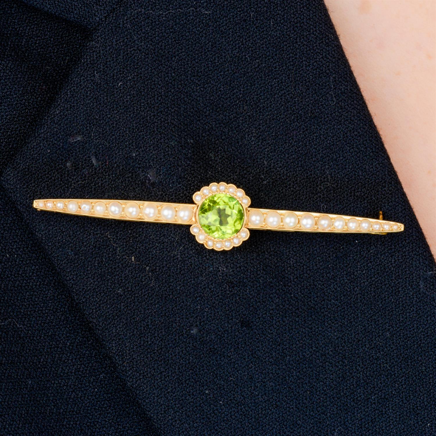 Early 20th century 15ct gold peridot and split pearl brooch