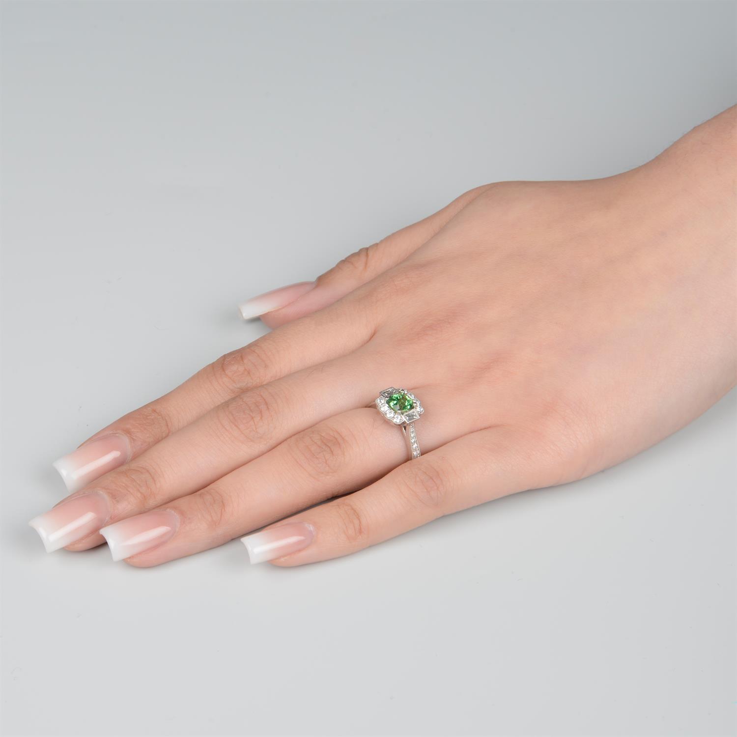 platinum tsavorite garnet and diamond ring - Bild 5 aus 5