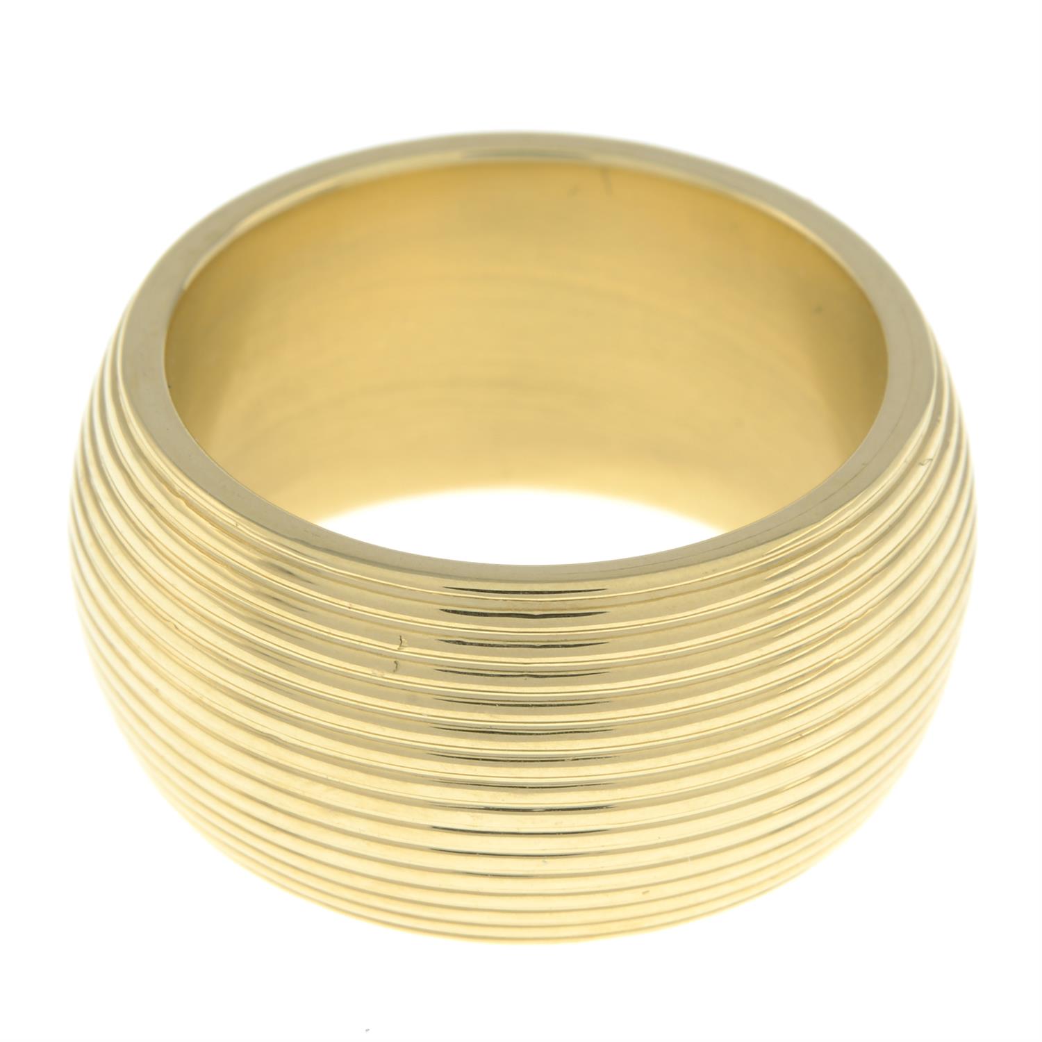 18ct gold grooved band ring - Image 3 of 5