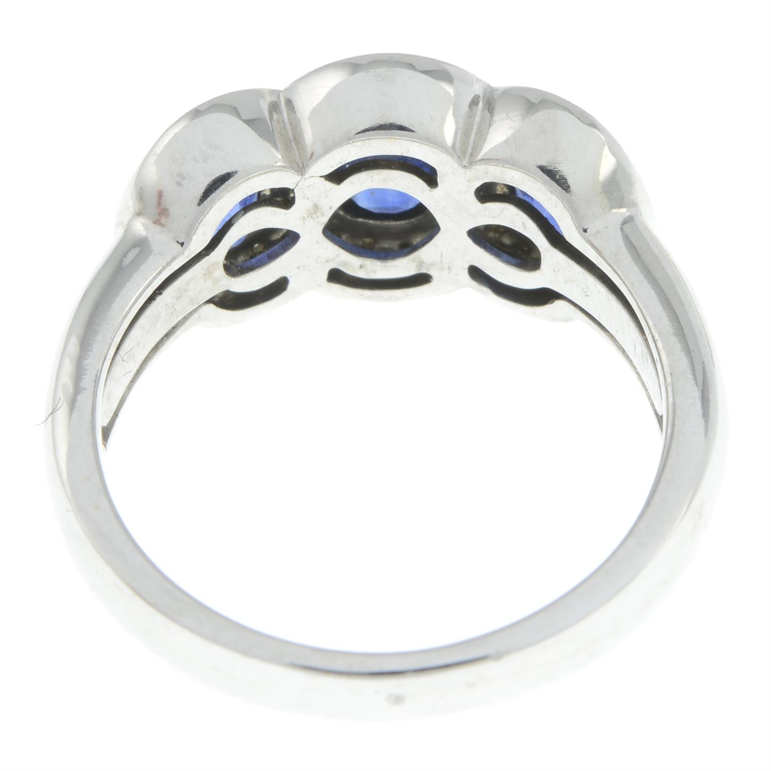 18ct gold sapphire and diamond ring - Image 3 of 5