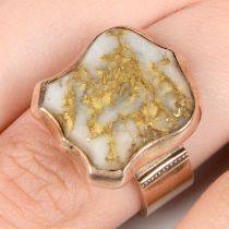 19th century 18ct gold gold-bearing-quartz signet ring