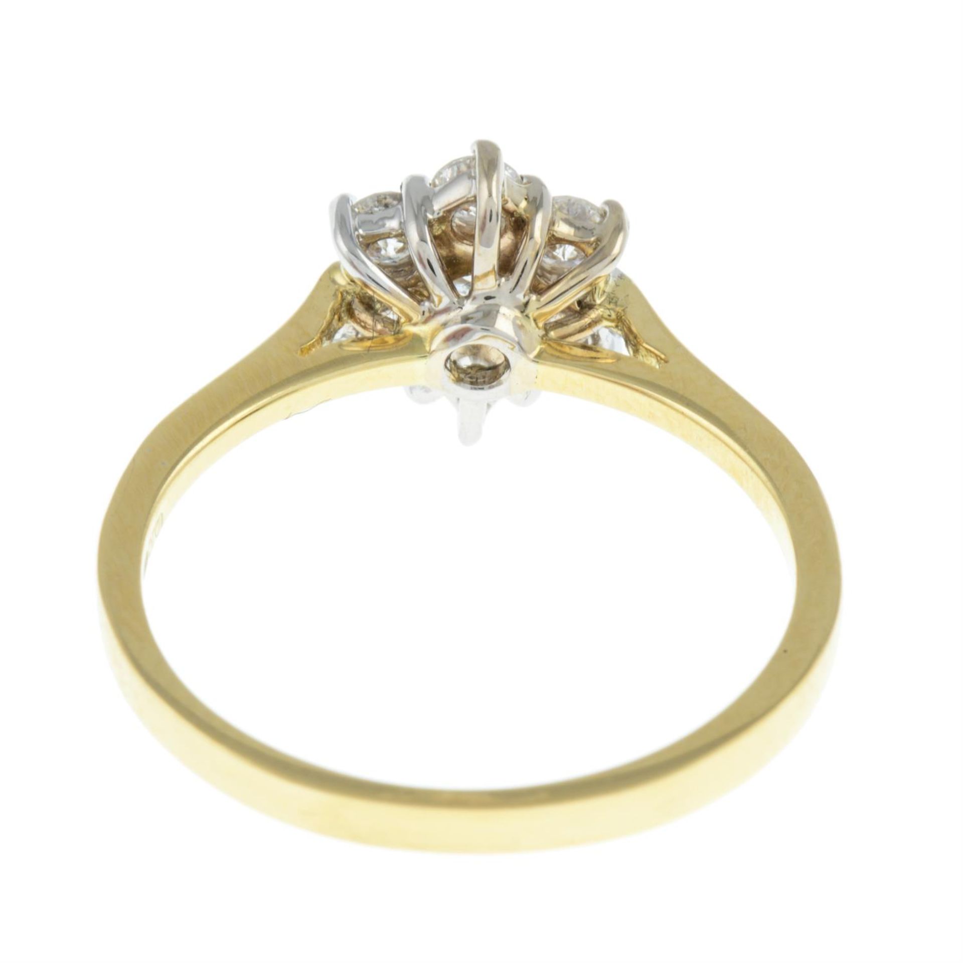 18ct gold diamond cluster ring - Image 3 of 4