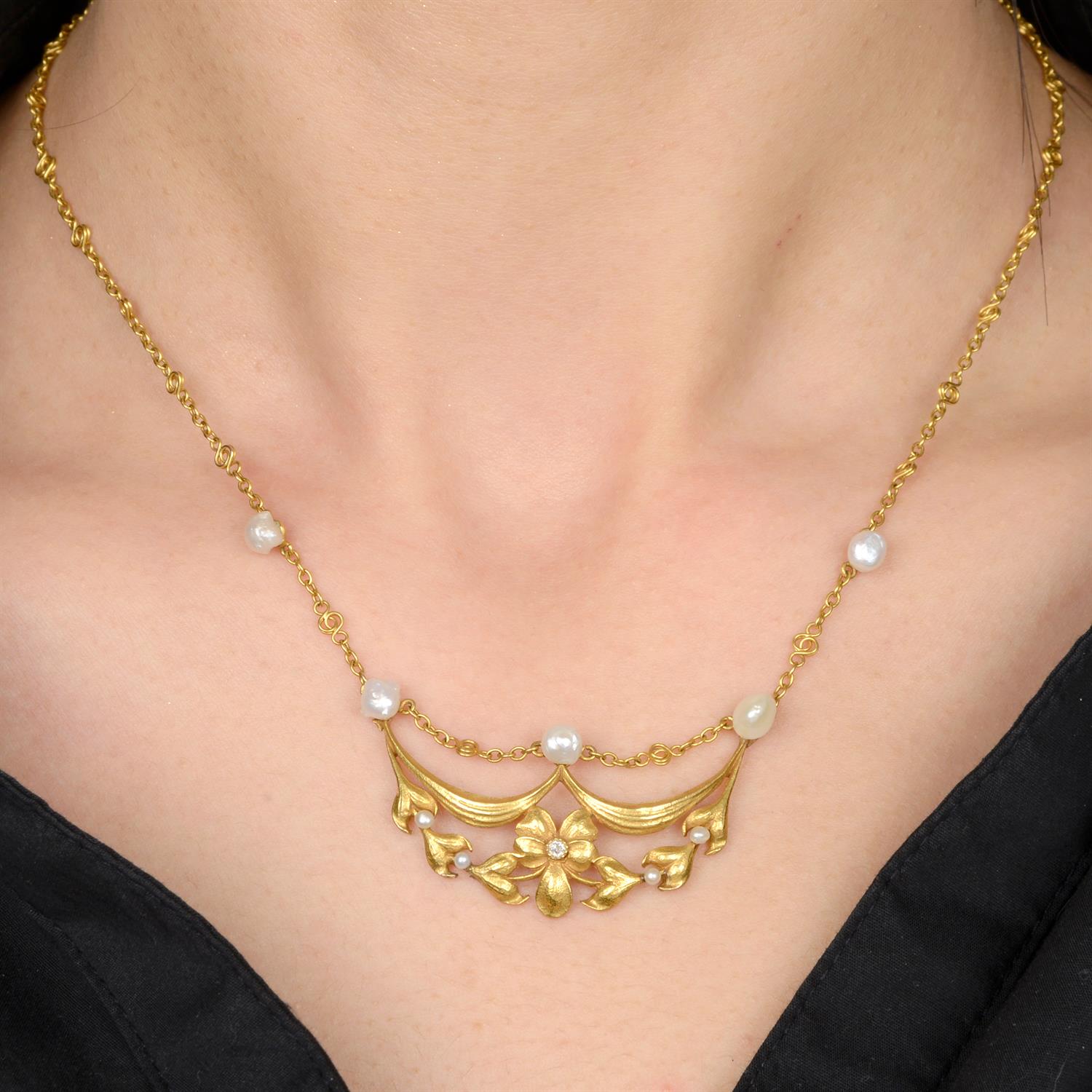 Early 20th century Belle Epoque 14ct gold pearl necklace